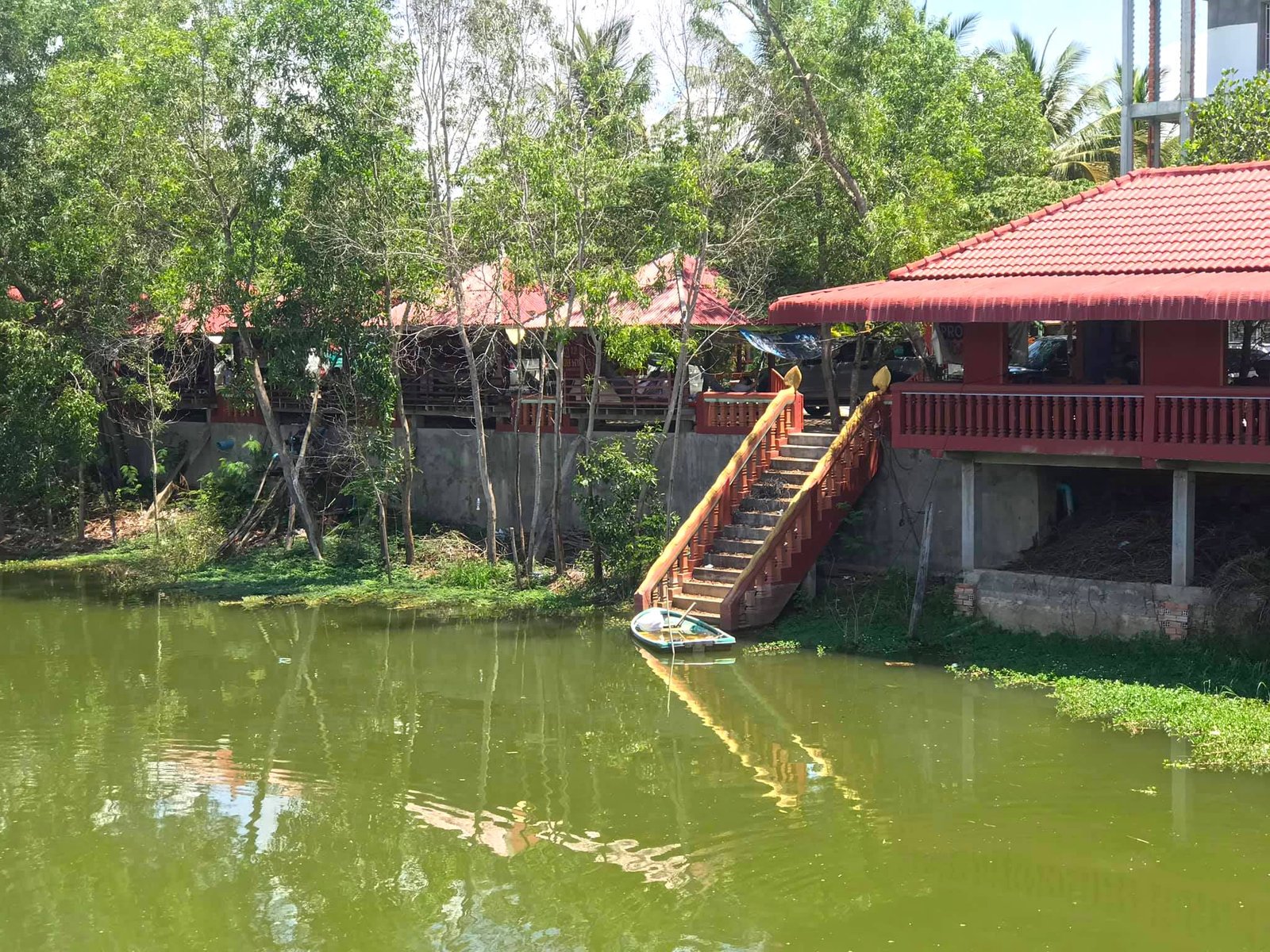Chomnor Mort Boeng Restaurant | ភោជនីយដ្ឋាន ជំនោរមាត់បឹង