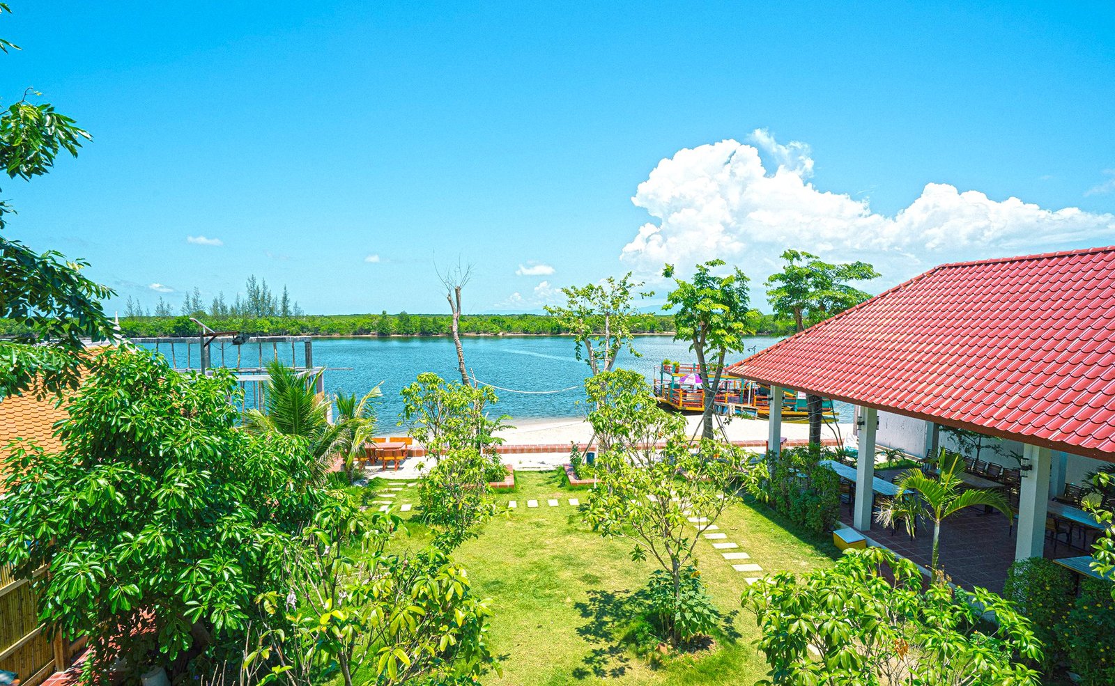 Kampot Bay Boutique | ឆ្នេរកំពត ប៊ូធិក